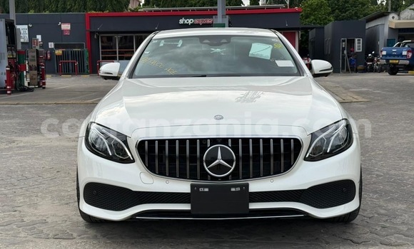 Nunua Imported Mercedes‒Benz E–Class Nyeupe Gari ndani ya Dar es Salaam nchini Dar es Salaam
