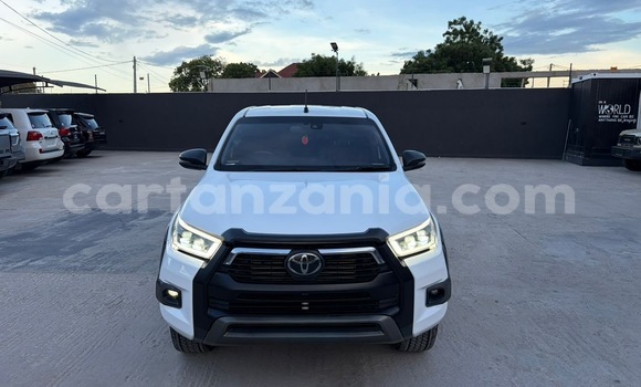 Nunua Ilio tumika Toyota Hilux Nyeupe Gari ndani ya Dar es Salaam nchini Dar es Salaam