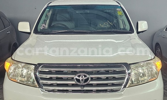 Nunua Imported Toyota Land Cruiser Nyeupe Gari ndani ya Dar es Salaam nchini Dar es Salaam