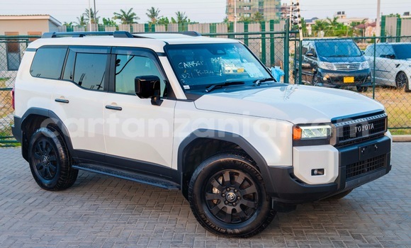 Nunua Imported Toyota Land Cruiser Prado Nyeupe Gari ndani ya Dar es Salaam nchini Dar es Salaam