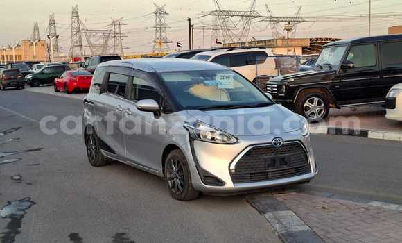 Nunua Imported Toyota Sienta Fedha Gari ndani ya Import - Dubai nchini Arusha