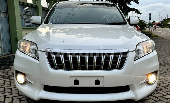 Nunua Imported Toyota Vanguard Nyeupe Gari ndani ya Dar es Salaam nchini Dar es Salaam