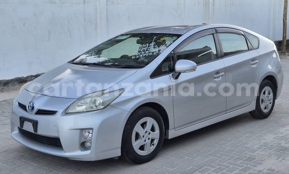 Nunua Imported Toyota Prius Fedha Gari ndani ya Dar es Salaam nchini Dar es Salaam