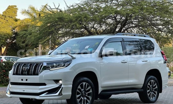 Nunua Imported Toyota Land Cruiser Prado Nyeupe Gari ndani ya Dar es Salaam nchini Dar es Salaam Nunua Imported Toyota Land Cruiser Prado Nyeupe Gari ndani ya Dar es Salaam nchini Dar es Salaam