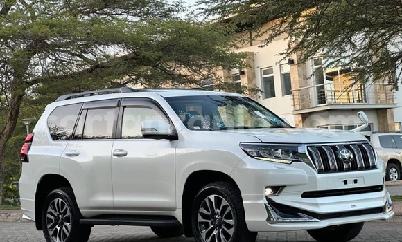 Nunua Imported Toyota Land Cruiser Prado Nyeupe Gari ndani ya Dar es Salaam nchini Dar es Salaam Nunua Imported Toyota Land Cruiser Prado Nyeupe Gari ndani ya Dar es Salaam nchini Dar es Salaam