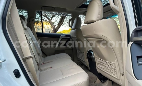 Nunua Imported Toyota Land Cruiser Prado Nyeupe Gari ndani ya Dar es Salaam nchini Dar es Salaam Nunua Imported Toyota Land Cruiser Prado Nyeupe Gari ndani ya Dar es Salaam nchini Dar es Salaam