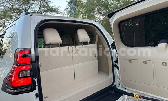 Nunua Imported Toyota Land Cruiser Prado Nyeupe Gari ndani ya Dar es Salaam nchini Dar es Salaam Nunua Imported Toyota Land Cruiser Prado Nyeupe Gari ndani ya Dar es Salaam nchini Dar es Salaam
