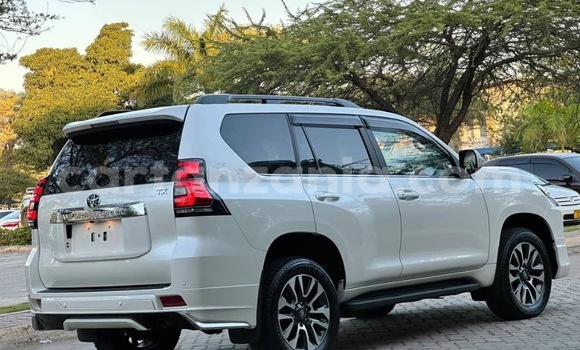 Nunua Imported Toyota Land Cruiser Prado Nyeupe Gari ndani ya Dar es Salaam nchini Dar es Salaam Nunua Imported Toyota Land Cruiser Prado Nyeupe Gari ndani ya Dar es Salaam nchini Dar es Salaam
