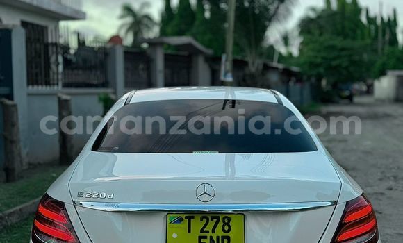 Nunua Ilio tumika Mercedes‒Benz E–Class Nyeupe Gari ndani ya Dar es Salaam nchini Dar es Salaam Nunua Ilio tumika Mercedes‒Benz E–Class Nyeupe Gari ndani ya Dar es Salaam nchini Dar es Salaam