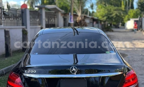 Nunua Imported Mercedes‒Benz E–Class Nyeusi Gari ndani ya Dar es Salaam nchini Dar es Salaam Nunua Imported Mercedes‒Benz E–Class Nyeusi Gari ndani ya Dar es Salaam nchini Dar es Salaam