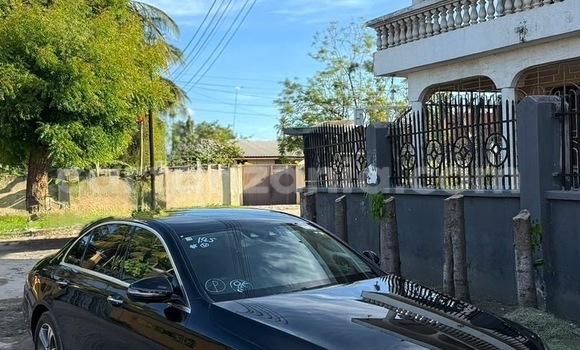 Nunua Imported Mercedes‒Benz E–Class Nyeusi Gari ndani ya Dar es Salaam nchini Dar es Salaam Nunua Imported Mercedes‒Benz E–Class Nyeusi Gari ndani ya Dar es Salaam nchini Dar es Salaam