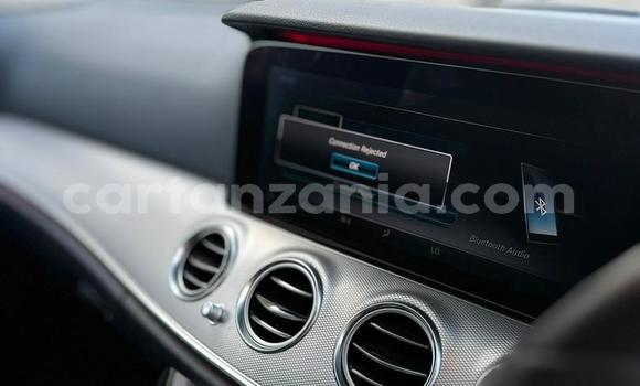 Nunua Imported Mercedes‒Benz E–Class Nyeusi Gari ndani ya Dar es Salaam nchini Dar es Salaam Nunua Imported Mercedes‒Benz E–Class Nyeusi Gari ndani ya Dar es Salaam nchini Dar es Salaam