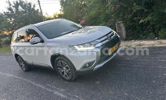 Nunua Ilio tumika Mitsubishi Outlander Nyeupe Gari ndani ya Dar es Salaam nchini Dar es Salaam Nunua Ilio tumika Mitsubishi Outlander Nyeupe Gari ndani ya Dar es Salaam nchini Dar es Salaam