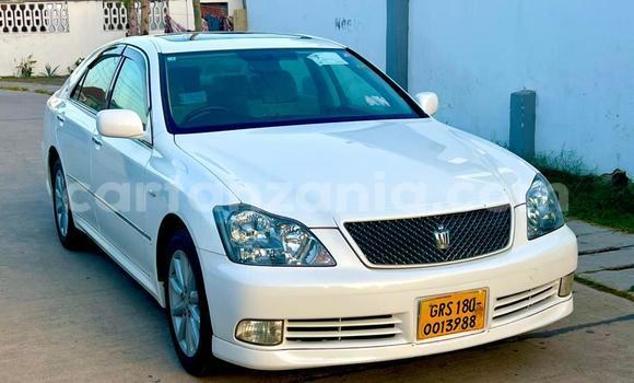 Nunua Imported Toyota Crown Nyeupe Gari ndani ya Dar es Salaam nchini Dar es Salaam