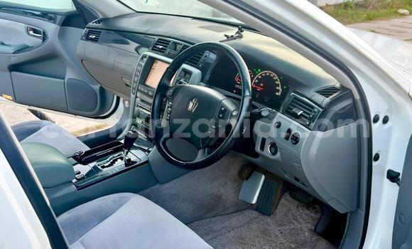 Nunua Imported Toyota Crown Nyeupe Gari ndani ya Dar es Salaam nchini Dar es Salaam Nunua Imported Toyota Crown Nyeupe Gari ndani ya Dar es Salaam nchini Dar es Salaam