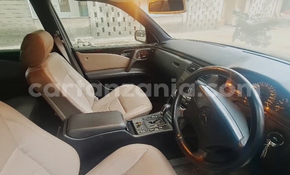 Nunua Ilio tumika Mercedes-Benz E200 Brown Gari ndani ya Dar es Salaam nchini Dar es Salaam Nunua Ilio tumika Mercedes-Benz E200 Brown Gari ndani ya Dar es Salaam nchini Dar es Salaam
