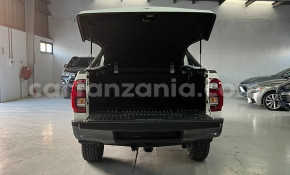 Buy Import Toyota Hiluxe Revo White Car in Arusha in Arusha Buy Import Toyota Hiluxe Revo White Car in Arusha in Arusha