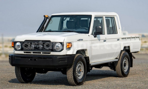 Buy Used Toyota Land Cruiser White Car in Dar es Salaam in Dar es Salaam