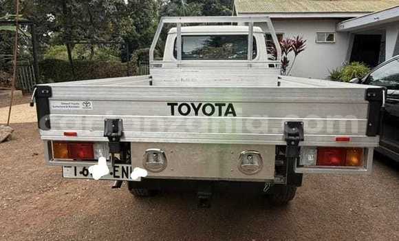 Nunua Imported Toyota Land Cruiser Nyeupe Gari ndani ya Moshi nchini Kilimanjaro Nunua Imported Toyota Land Cruiser Nyeupe Gari ndani ya Moshi nchini Kilimanjaro