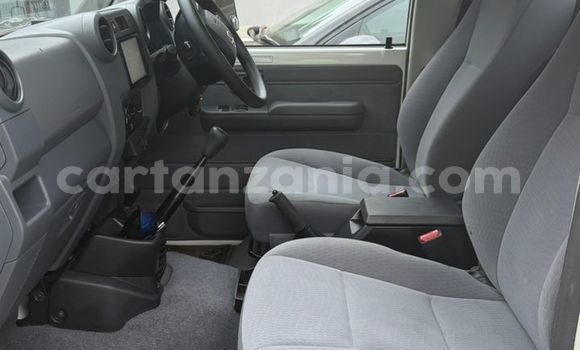 Nunua Imported Toyota Land Cruiser Nyeupe Gari ndani ya Moshi nchini Kilimanjaro Nunua Imported Toyota Land Cruiser Nyeupe Gari ndani ya Moshi nchini Kilimanjaro