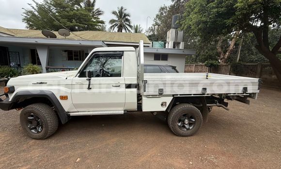 Nunua Imported Toyota Land Cruiser Nyeupe Gari ndani ya Moshi nchini Kilimanjaro Nunua Imported Toyota Land Cruiser Nyeupe Gari ndani ya Moshi nchini Kilimanjaro