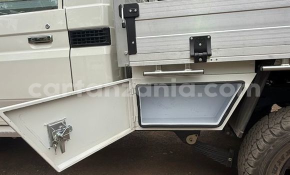 Nunua Imported Toyota Land Cruiser Nyeupe Gari ndani ya Moshi nchini Kilimanjaro Nunua Imported Toyota Land Cruiser Nyeupe Gari ndani ya Moshi nchini Kilimanjaro