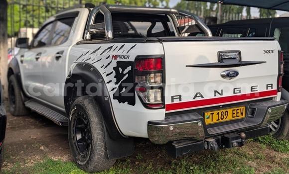 Nunua Ilio tumika FORD MUSTANG Nyeupe Gari ndani ya Dar es Salaam nchini Dar es Salaam