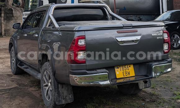 Nunua Ilio tumika Toyota Hiluxe VIGO Nyeusi Gari ndani ya Dar es Salaam nchini Dar es Salaam