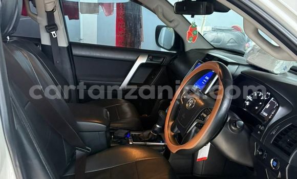 Nunua Ilio tumika Toyota Land Cruiser Prado Nyeupe Gari ndani ya Dar es Salaam nchini Dar es Salaam