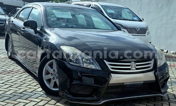Nunua Imported Toyota Crown Nyeusi Gari ndani ya Dar es Salaam nchini Dar es Salaam