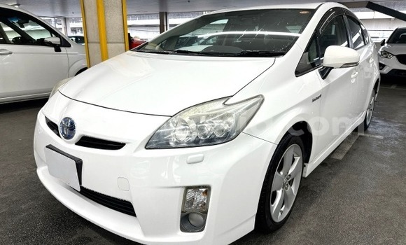 Nunua Imported Toyota Prius Nyeupe Gari ndani ya Dar es Salaam nchini Dar es Salaam