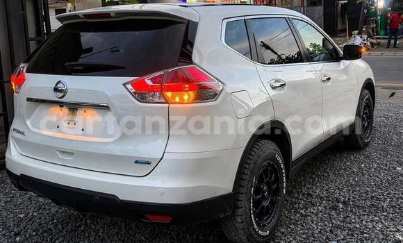 Nunua Mpya Nissan X–Trail Nyeupe Gari ndani ya Dar es Salaam nchini Dar es Salaam
