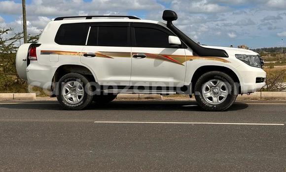Nunua Ilio tumika Toyota Land Cruiser Nyeupe Gari ndani ya Dar es Salaam nchini Dar es Salaam Nunua Ilio tumika Toyota Land Cruiser Nyeupe Gari ndani ya Dar es Salaam nchini Dar es Salaam