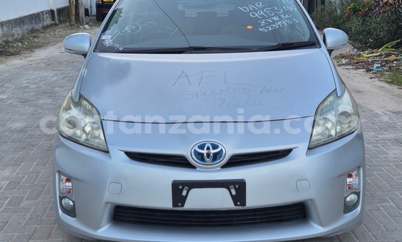 Nunua Imported Toyota Prius Fedha Gari ndani ya Dar es Salaam nchini Dar es Salaam