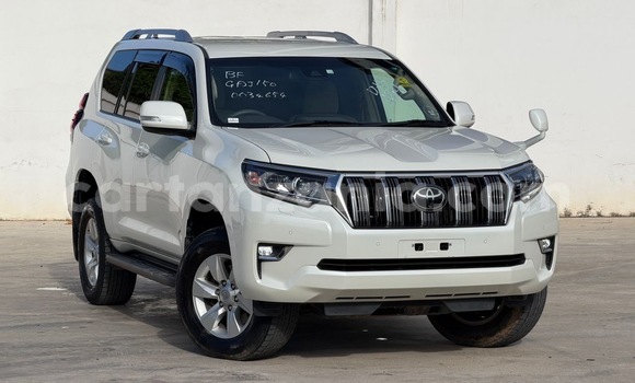 Nunua Imported Toyota Land Cruiser Prado Nyeupe Gari ndani ya Dar es Salaam nchini Dar es Salaam