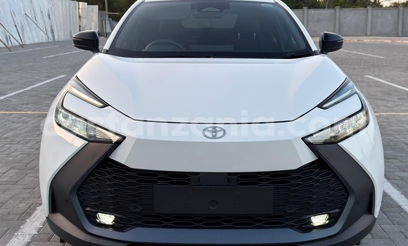 Nunua Imported Toyota C-HR Nyeupe Gari ndani ya Dar es Salaam nchini Dar es Salaam