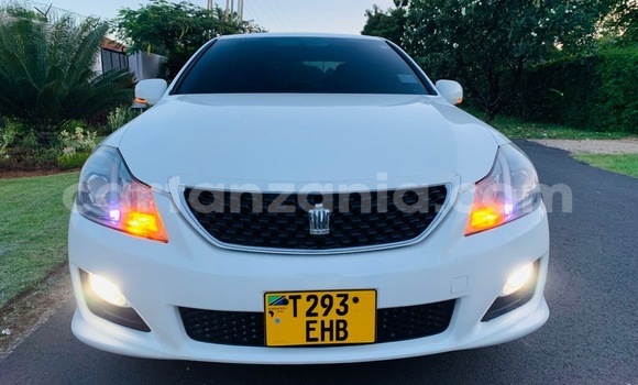 Buy Used Toyota Crown White Car in Dar es Salaam in Dar es Salaam