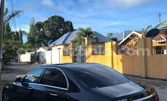 Nunua Imported Mercedes‒Benz E–Class Nyeusi Gari ndani ya Dar es Salaam nchini Dar es Salaam Nunua Imported Mercedes‒Benz E–Class Nyeusi Gari ndani ya Dar es Salaam nchini Dar es Salaam