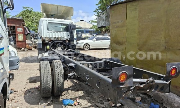 Nunua Mpya Mitsubishi Fuso Fighter Nyeupe Lori ndani ya Dar es Salaam nchini Dar es Salaam