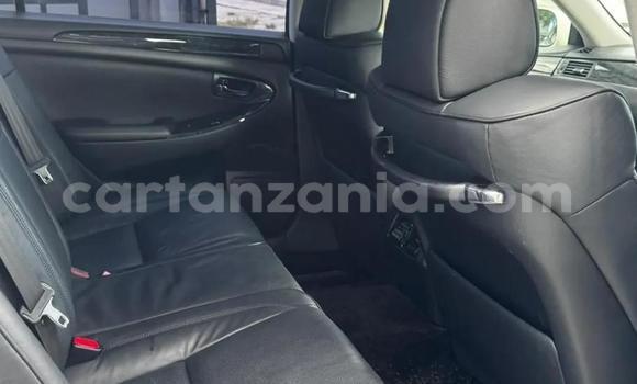 Nunua Mpya Toyota Crown Nyeupe Gari ndani ya Dar es Salaam nchini Dar es Salaam