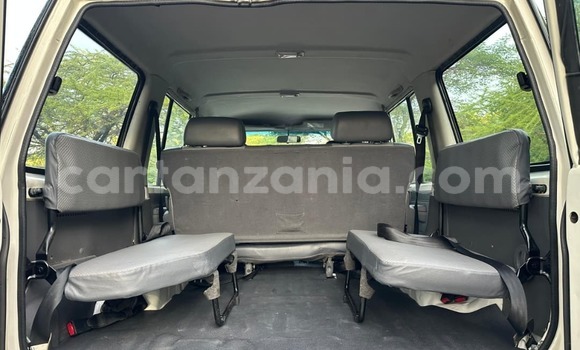 Nunua Mpya Toyota Land Cruiser Nyeupe Gari ndani ya Dar es Salaam nchini Dar es Salaam