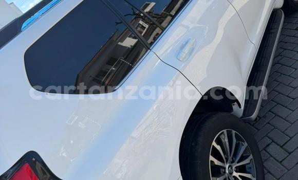Nunua Mpya Toyota Prado Nyeupe Gari ndani ya Dar es Salaam nchini Dar es Salaam