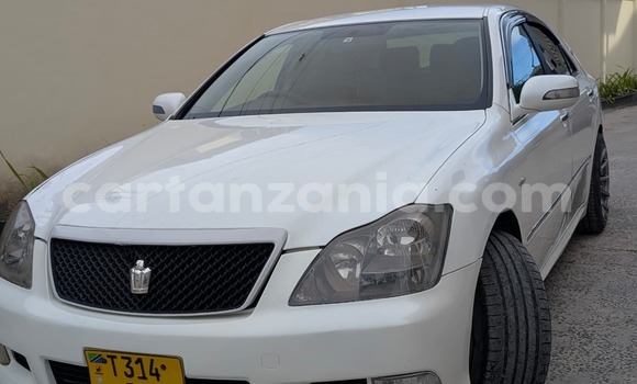 Buy Used Toyota Crown White Car in Dar es Salaam in Dar es Salaam