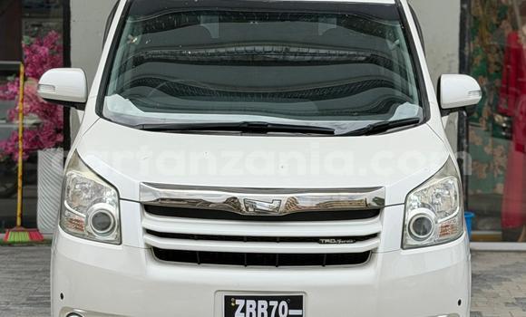 Nunua Ilio tumika Toyota Noah Nyeupe Gari ndani ya Dar es Salaam nchini Dar es Salaam