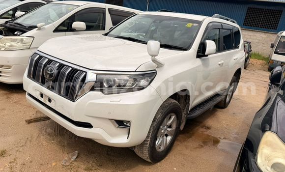 Nunua Mpya Toyota Land Cruiser Prado Nyeupe Gari ndani ya Dar es Salaam nchini Dar es Salaam