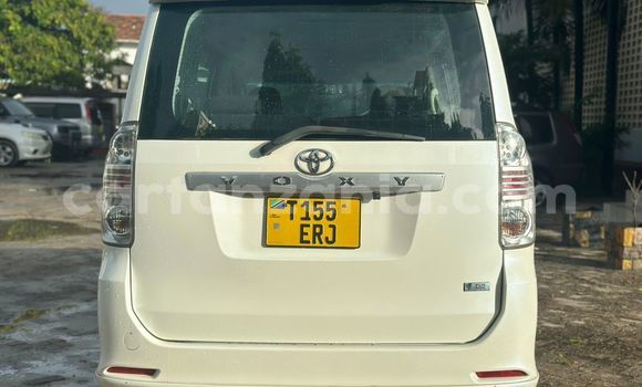 Buy Used Toyota Noah White Car in Dar es Salaam in Dar es Salaam