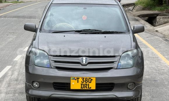 Buy Used Toyota IST Green Car in Dar es Salaam in Dar es Salaam