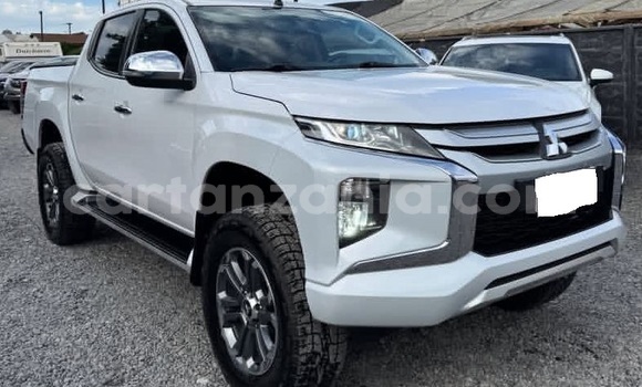 Nunua Ilio tumika Mitsubishi L200 Nyeupe Gari ndani ya Dar es Salaam nchini Dar es Salaam