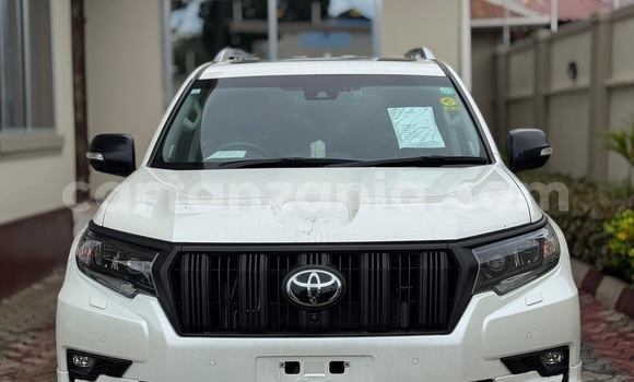 Nunua Imported Toyota Land Cruiser Prado Nyeupe Gari ndani ya Dar es Salaam nchini Dar es Salaam