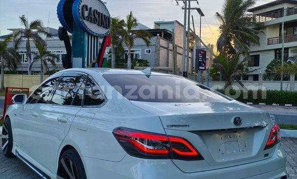 Buy Used Toyota Crown White Car in Dar es Salaam in Dar es Salaam